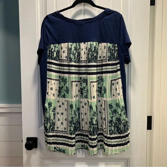 Style & Co Short Sleeved Navy Tee with Silky Pleated Back. Size 2X. - Picture 1 of 7